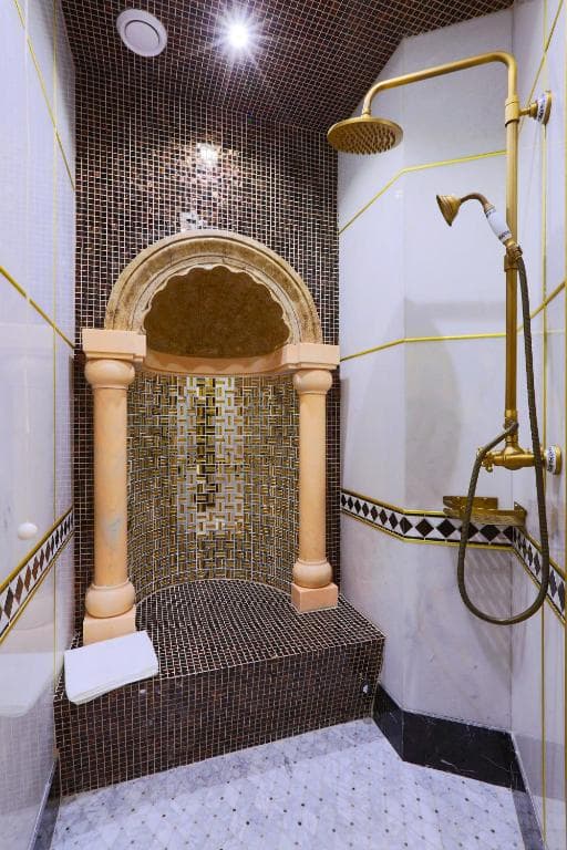 گلدن پالاس (Golden Palace)