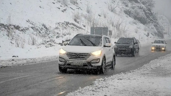 بارش برف و باران در محورهای ۵ استان کشور: انسداد دو محور مواصلاتی