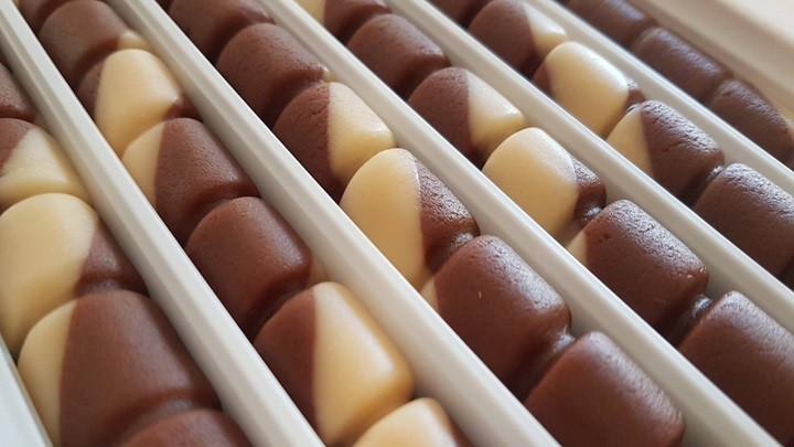 شکلات تسبیحی از سوغاتیهای شهر تبریز