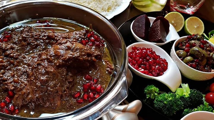 فسنجان گیلانی یکی از خورش های خوشمزه