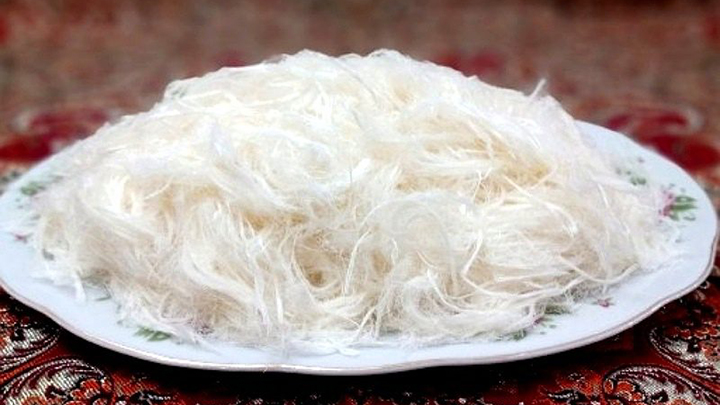 پشمک از جمله سوغاتیهای خوراکی یزد