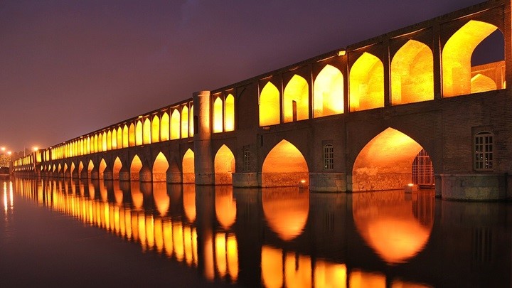 معرفی سی و سه پل به عنوان یکی از جاذبههای گردشگری اصفهان