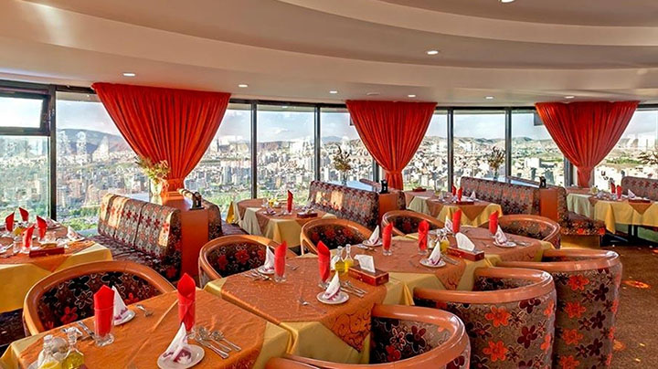 رستوران گردان هتل ائل گلی همراه با چشمانداز بینظیر