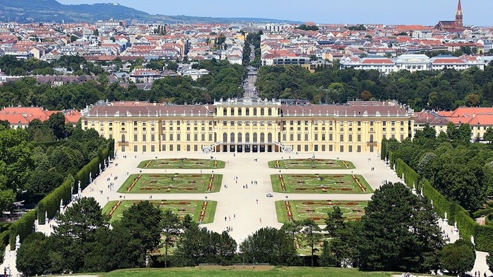 کاخ شونبرون: جواهری از معماری و تاریخ